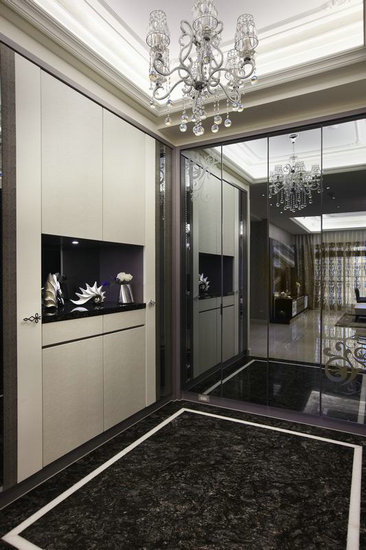 玄关设计规划家人所需的大量收纳空间,并在门片混搭异材质,细节可见金属条收边的处理,精致做工使质感更上层楼。