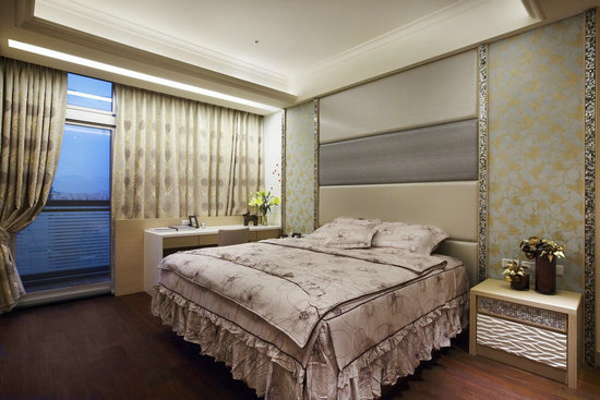 卧室设计二,将电视柜与衣柜整合后,重新以复合式手法一体化呈现,让空间更显利落简洁。