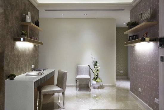 书房设计以开放式的格局手法连结过道空间,作为书房安排,保留机能转换的灵活性与自由度。保留既有的圆式餐桌,选用个人色彩鲜明的绷皮拉扣单椅点缀,以雅痞质感,诠释出混搭风格绝美精妙。