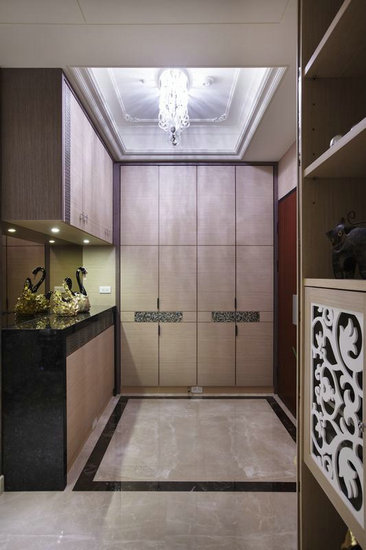 玄关设计,透过地坪石材的明确界定,划分出完整的玄关区域,而在一侧的鞋柜以皮革细腻收框,每一分细节都值得再三品味。