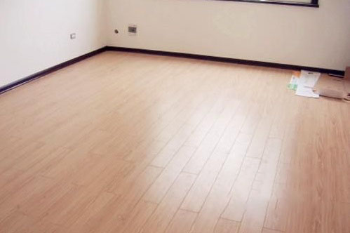 地面翻新之木地板能否直接铺在瓷砖上?有哪些注意事项?