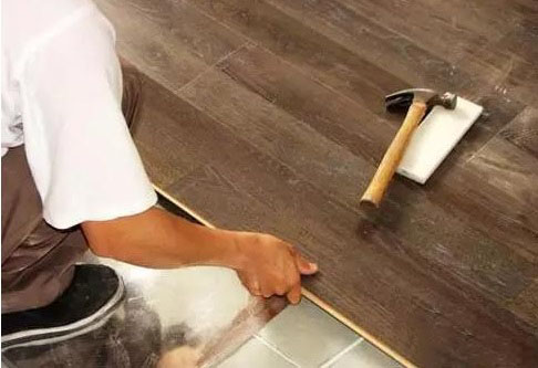 地面翻新之木地板能否直接铺在瓷砖上?有哪些注意事项?