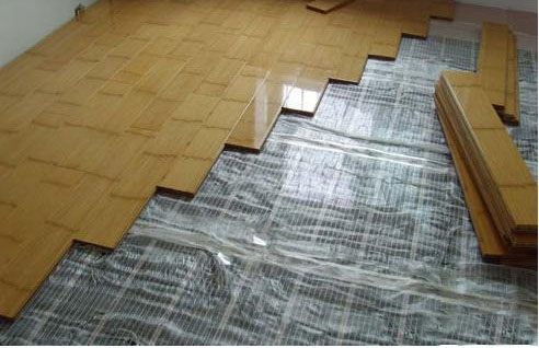 地面翻新之木地板能否直接铺在瓷砖上?有哪些注意事项?